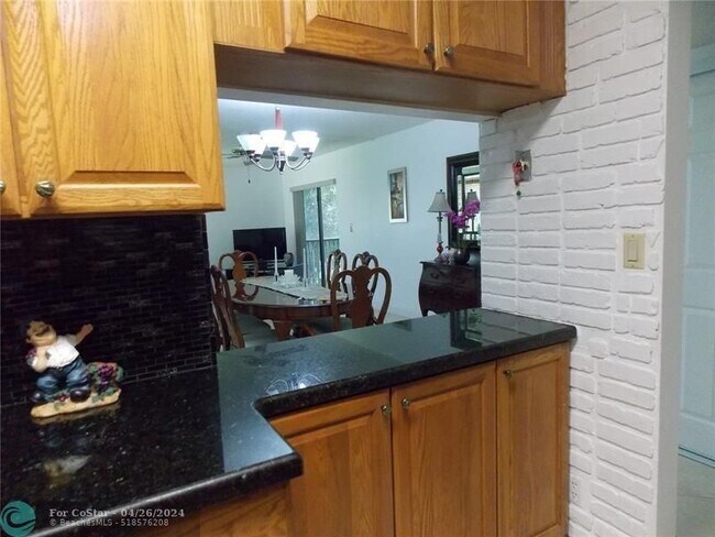 Building Photo - 159 Lakeview Dr