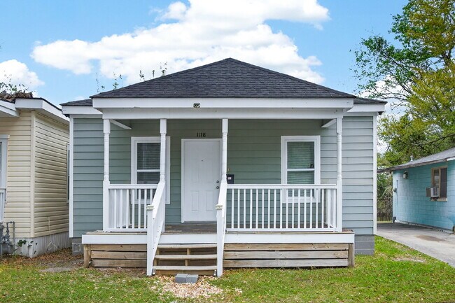 Building Photo - Cozy bungalow close to everything