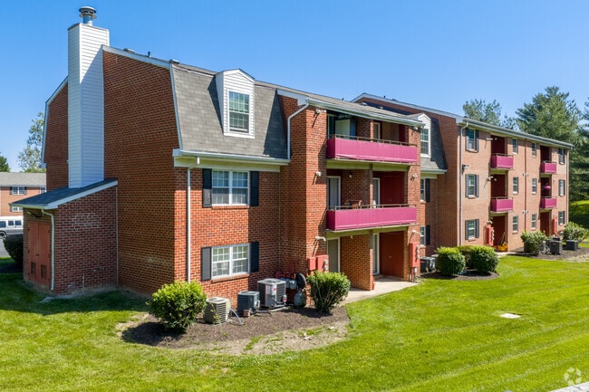 Exterior - Villages of Queen Anne Apartments