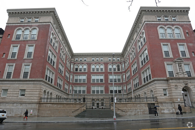 Building Photo - The Residences at PS186