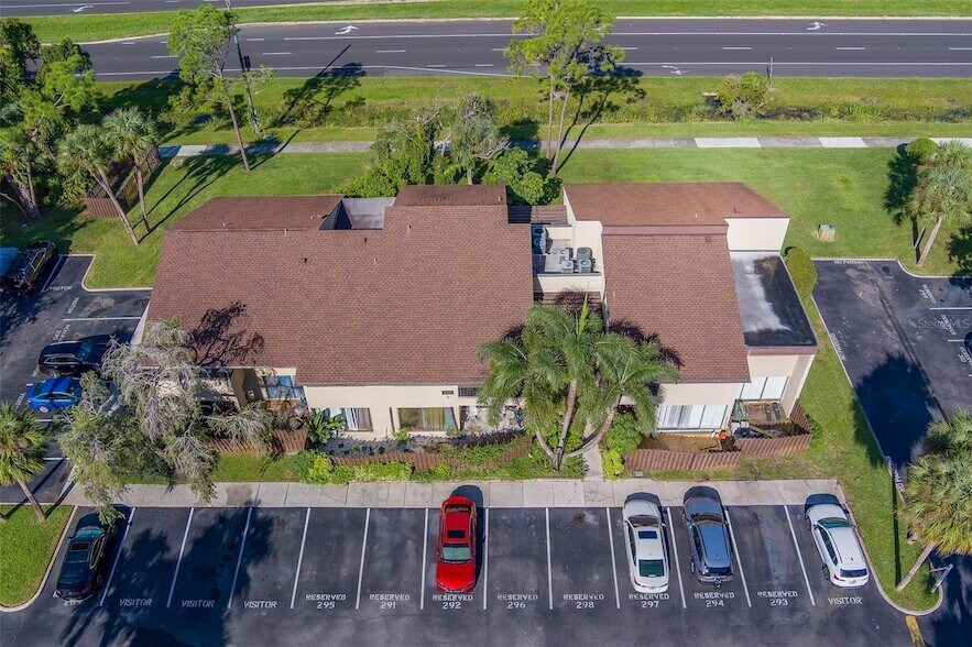 Primary Photo - 890 N Village Dr
