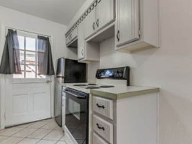 Building Photo - 2 bed/ 1 bath condo in Bethany