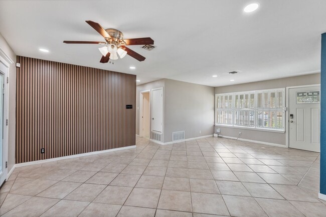 Building Photo - Charming 3 Bedroom Home