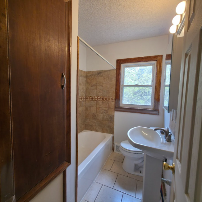 Foto del edificio - Single Family Home 3 beds 1 bath Available...