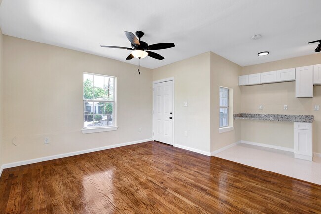 Foto del edificio - 834 W Russell Pl
