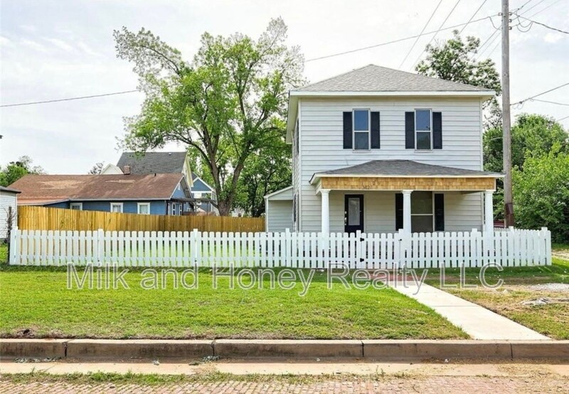 Primary Photo - 312 S Ash St