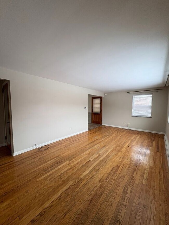 Foto del edificio - Three bedroom two bathroom single story home for rent