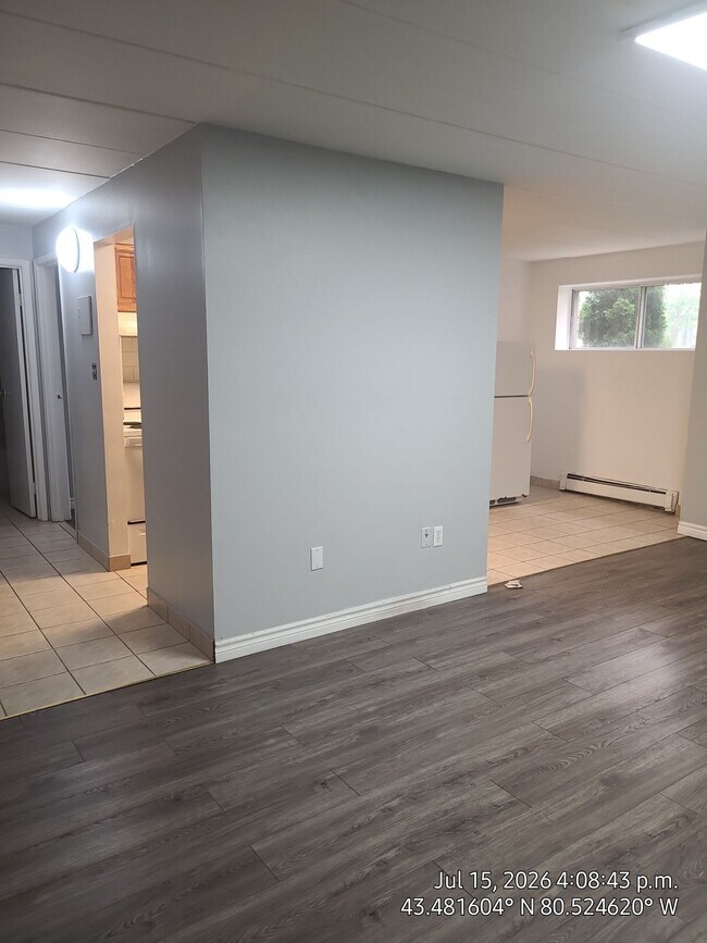 Photo du bâtiment - UPDATED ONE BEDROOM APARTMENT ON REGINA ST. N