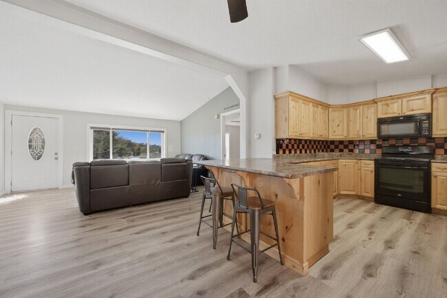 Foto del edificio - Rare 1.61 Acre Horse Property with Arena, Corrals, Shop & RV Parking