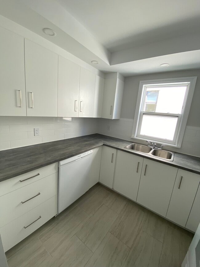 Building Photo - MODERN APARTMENT LIVING IN FAIRVIEW- ONE B...