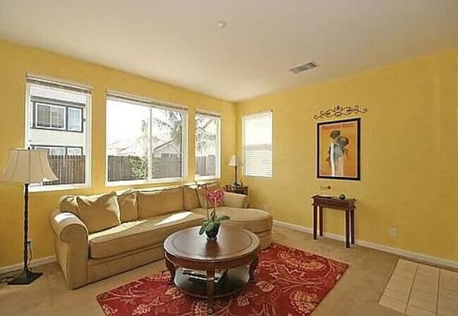 Foto del edificio - 246 White Birch Ct