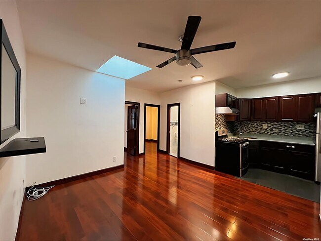 Foto del edificio - 102-10 87th Ave