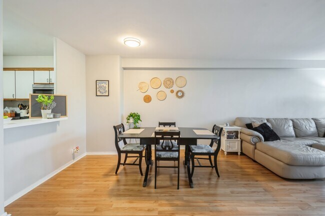 Foto del edificio - 555 W Cornelia Ave