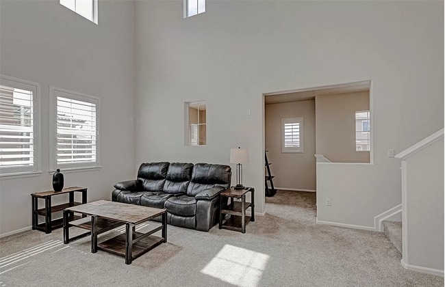 Building Photo - 9420 Loggia St