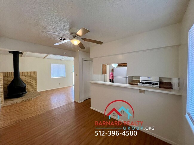 Foto del edificio - Available Now: 2 bed/1 bath duplex with fenced yard available now!