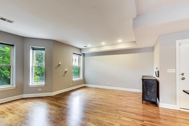 Building Photo - 3740 N Wilton Ave