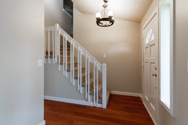 Foto del edificio - Beautiful 3 Bed 2 house with 2 Car Garage-...