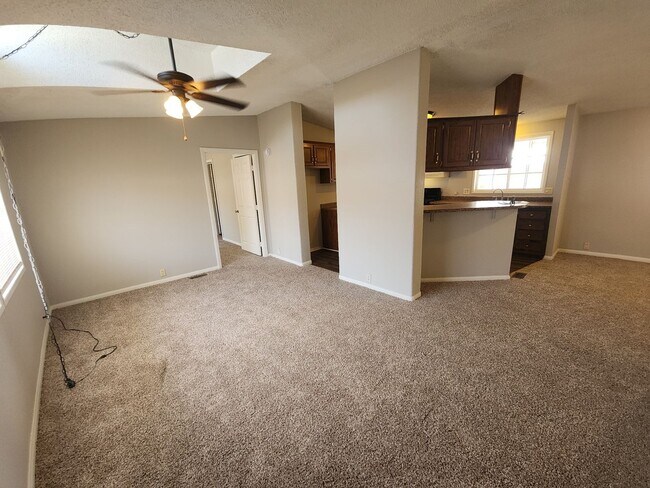 Building Photo - Newly Renovated Mobile Home Located in Des...