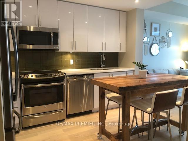 Building Photo - 2212 Lake Shore Blvd W