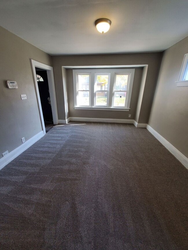 Building Photo - 3 Bedroom Single Family