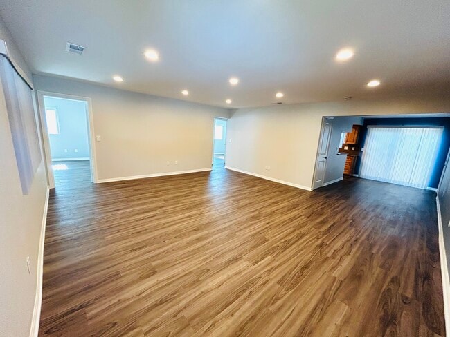 Living Room - 24433 Park St