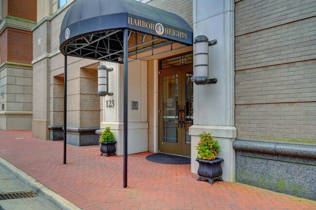 Building Photo - Super-Cool Lower Penthouse Condo Available 05-07-26!! Secured Entry, Garage Parking, Pet-Friendly!