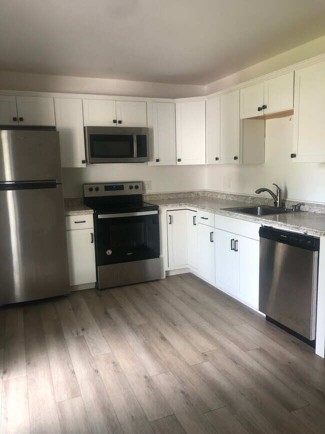 Foto del edificio - 3243 Hemlock Dr