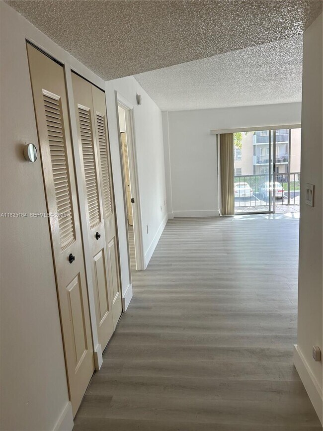 Building Photo - 4154 Inverrary Dr