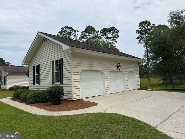 Building Photo - 1729 Green Acres Dr