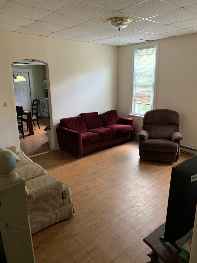 Área de sala de estar completa - 427 Taylor Ave