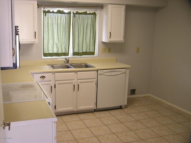 Foto del edificio - HOA Free, 3 Bed with Desert Landscaping and RV Gate!