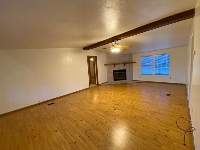 Foto del edificio - 3 Bedroom, 2 Bath home just outside of Liv...