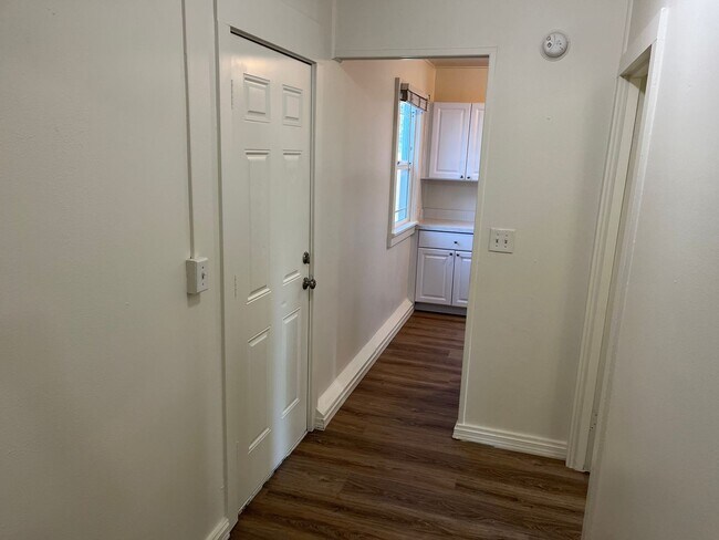 Foto del edificio - Lower Level Updated 1 Bedroom 1 Bathroom U...