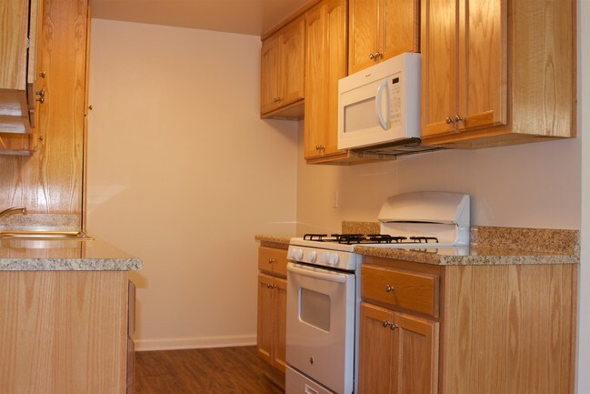 cocina con hornallas a gas y horno de microondas - Newcastle