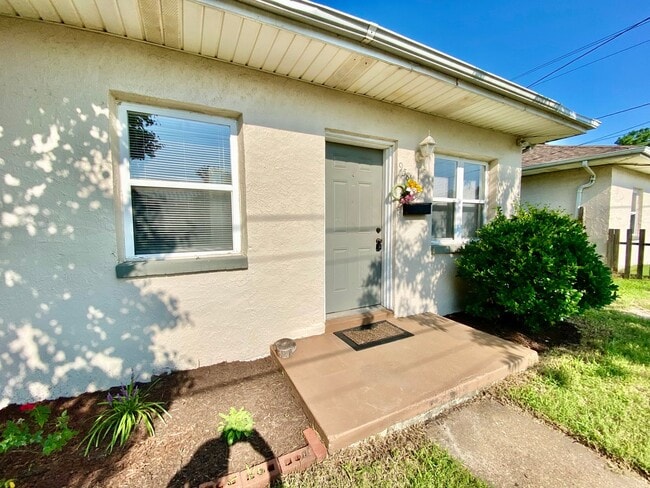 Foto del edificio - Cozy Cottage By The Sea!  3/2 Available 11...