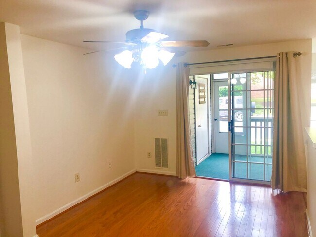 Building Photo - Updated 2 Bedroom Lower Level Condo in Glen Burnie!
