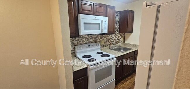 Building Photo - 126 S Cribbon Ave