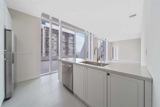 Building Photo - 555 NE 34th Street Unit 804