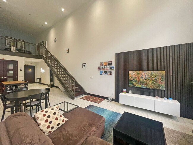 Foto del edificio - Aval Now! Spacious, Loft in Union Depot with Awesome Amenities is Pet Friendly, walk to everything!