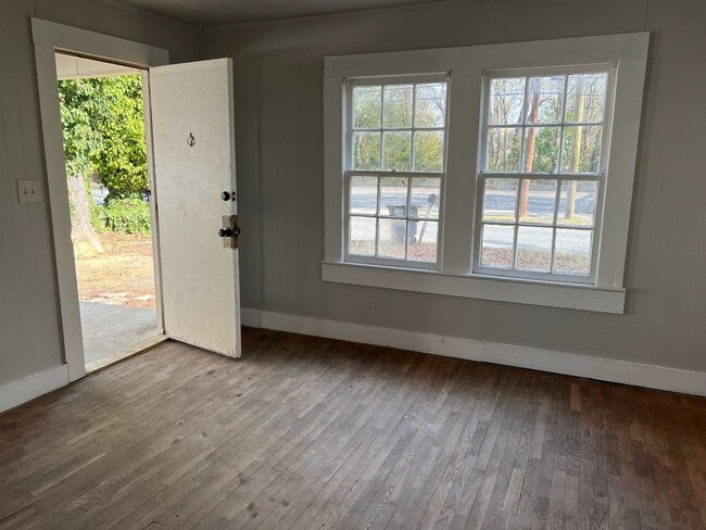 Building Photo - 4 Williamson St SW