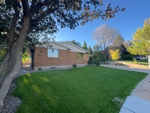 Building Photo - 437 Circleway Dr