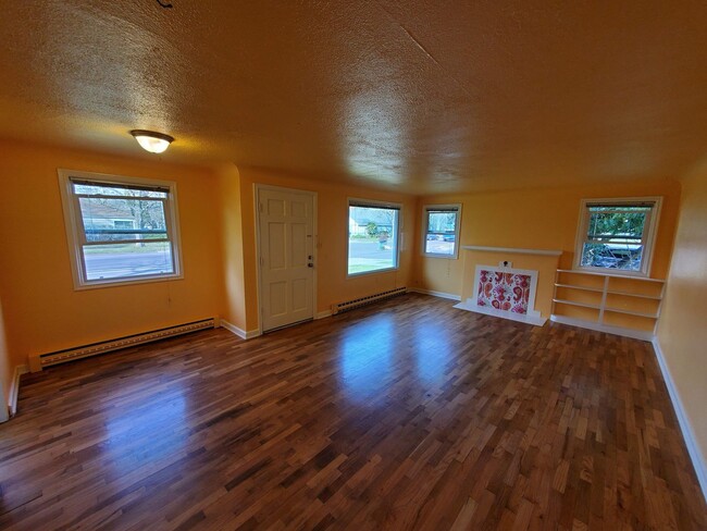Building Photo - 2BR Home with Hardwood Floors Near Fairgro...