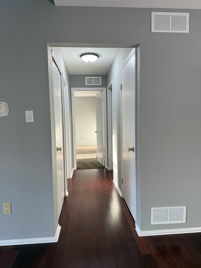 Foto del edificio - 2704 Tarnbrook Dr