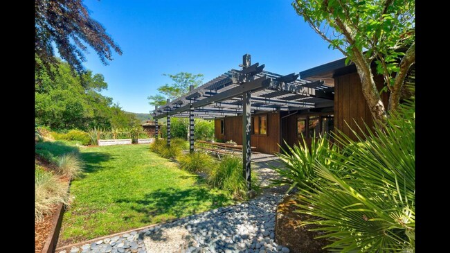 Foto del edificio - 945 Bolinas Rd
