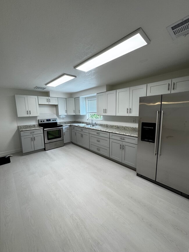 Building Photo - 1300 Mathis St