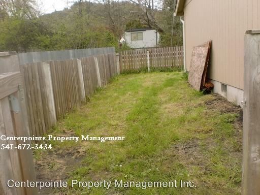Building Photo - 2 br, 1 bath Apartment - 5269 NE Stephens St.