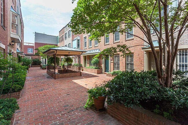 Foto del edificio - 1688 Euclid St NW