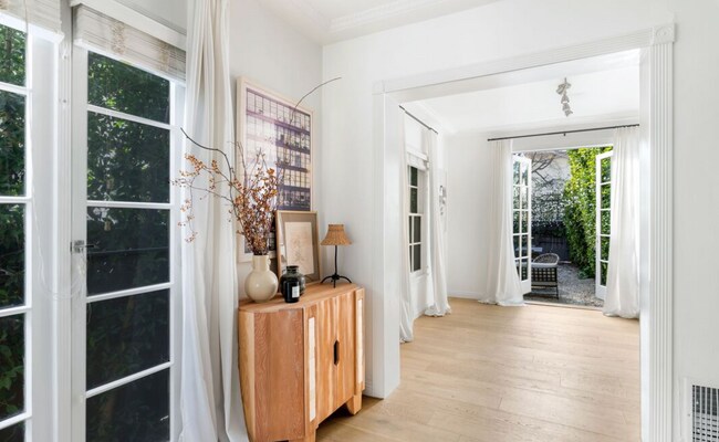 Foto del edificio - Charming Large 1 Bed with a Huge Private P...