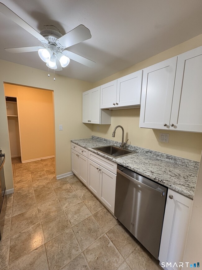 Foto del edificio - 57 Westridge Rd