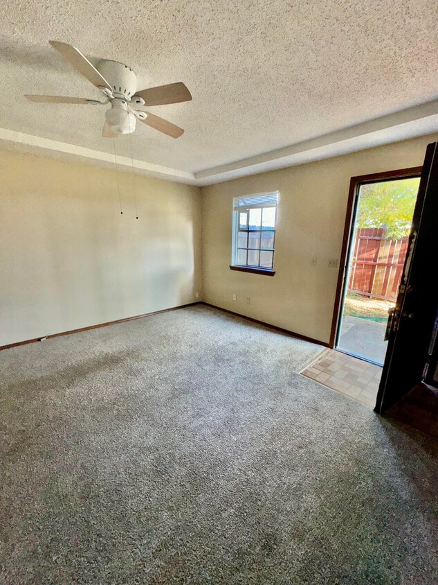 Building Photo - 1211 Parkwood Ct